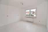 Schlafzimmer 1 von 3 - DIETZ: Hier ist PLATZ! Haus im Haus! Helle 4 Zimmerwohnung mit eigenem Eingang, überdachter Balkon