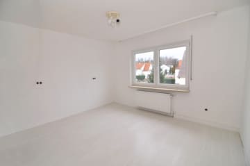 DIETZ: Hier ist PLATZ! Haus im Haus! Helle 4 Zimmerwohnung mit eigenem Eingang, überdachter Balkon - Schlafzimmer 1 von 3 (645084)