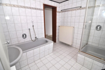 DIETZ: Hier ist PLATZ! Haus im Haus! Helle 4 Zimmerwohnung mit eigenem Eingang, überdachter Balkon - Weitere Ansicht (645088)