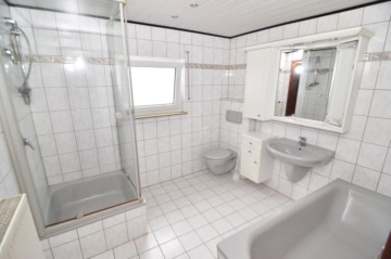 DIETZ: Hier ist PLATZ! Haus im Haus! Helle 4 Zimmerwohnung mit eigenem Eingang, überdachter Balkon - TGL-Bad m Wanne u Dusche (645087)