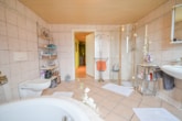 Tageslichtbadezimmer mit Dusche und Wanne - DIETZ: Industriegebäude – Wohnen u. Arbeiten! Große Halle, Büroraum, Stellplätze und Betriebswohnung