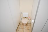 Gäste-WC's - DIETZ: Industriegebäude – Wohnen u. Arbeiten! Große Halle, Büroraum, Stellplätze und Betriebswohnung