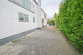 Terrasse mit Überdachung - DIETZ: Industriegebäude – Wohnen u. Arbeiten! Große Halle, Büroraum, Stellplätze und Betriebswohnung