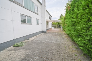 DIETZ: Industriegebäude – Wohnen u. Arbeiten! Große Halle, Büroraum, Stellplätze und Betriebswohnung - Terrasse mit Überdachung (695850)
