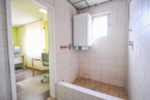Dusche mit WW-Boiler - DIETZ: Industriegebäude – Wohnen u. Arbeiten! Große Halle, Büroraum, Stellplätze und Betriebswohnung