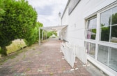 Terrasse mit Überdachung - DIETZ: Industriegebäude – Wohnen u. Arbeiten! Große Halle, Büroraum, Stellplätze und Betriebswohnung