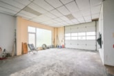 Einfahrtsbereich Halle - DIETZ: Industriegebäude – Wohnen u. Arbeiten! Große Halle, Büroraum, Stellplätze und Betriebswohnung