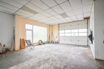 DIETZ: Industriegebäude – Wohnen u. Arbeiten! Große Halle, Büroraum, Stellplätze und Betriebswohnung - Einfahrtsbereich Halle (695897)