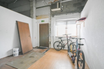 DIETZ: Industriegebäude – Wohnen u. Arbeiten! Große Halle, Büroraum, Stellplätze und Betriebswohnung - Eingang zu den Hallen / Lagerraum 3 (695904)