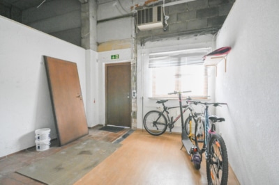 DIETZ: Industriegebäude – Wohnen u. Arbeiten! Große Halle, Büroraum, Stellplätze und Betriebswohnung - Eingang zu den Hallen / Lagerraum 3 (696887)