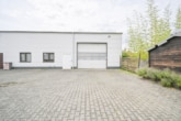 Garageneinfahrt in die Halle - DIETZ: Industriegebäude – Wohnen u. Arbeiten! Große Halle, Büroraum, Stellplätze und Betriebswohnung
