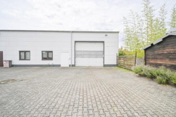 DIETZ: Industriegebäude – Wohnen u. Arbeiten! Große Halle, Büroraum, Stellplätze und Betriebswohnung - Garageneinfahrt in die Halle (695840)