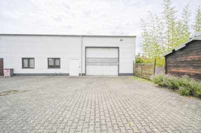 DIETZ: Industriegebäude – Wohnen u. Arbeiten! Große Halle, Büroraum, Stellplätze und Betriebswohnung - Garageneinfahrt in die Halle (696823)