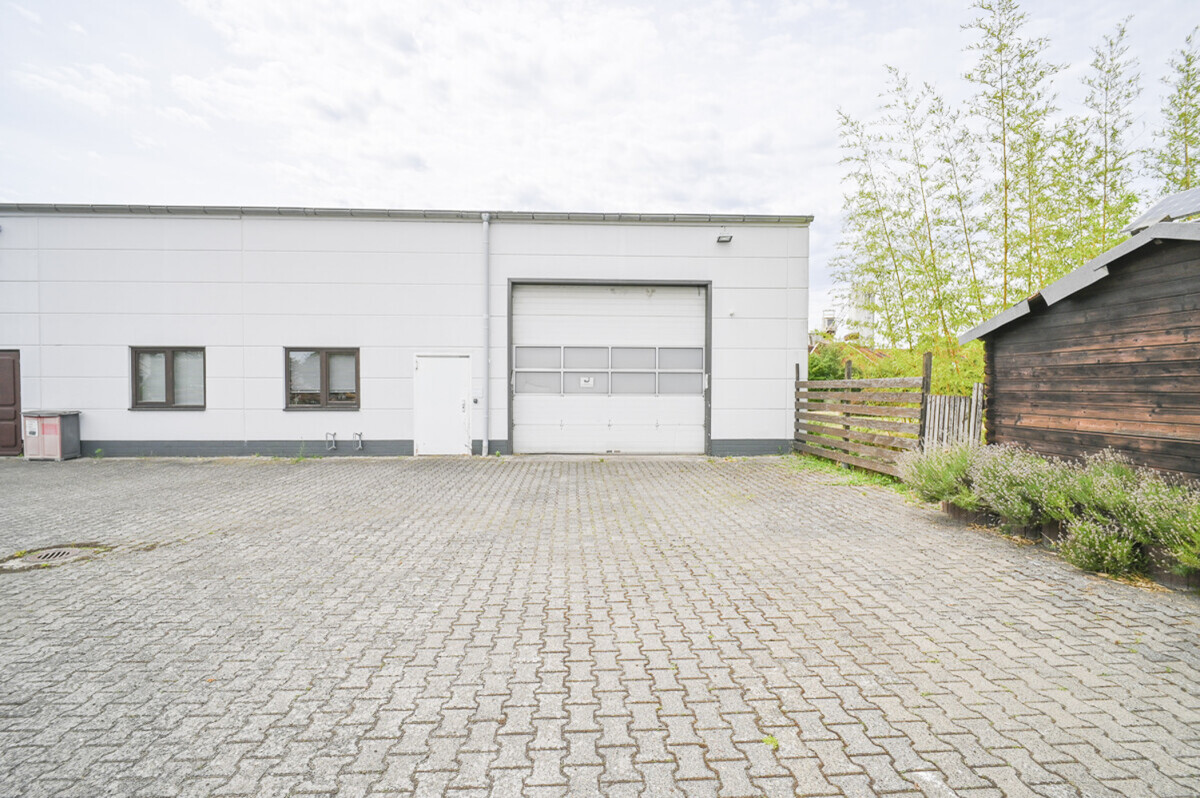 Garageneinfahrt in die Halle