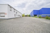 Einfahrt + Parkplätze - DIETZ: Industriegebäude – Wohnen u. Arbeiten! Große Halle, Büroraum, Stellplätze und Betriebswohnung