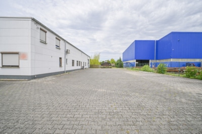 DIETZ: Industriegebäude – Wohnen u. Arbeiten! Große Halle, Büroraum, Stellplätze und Betriebswohnung - Einfahrt + Parkplätze (696821)