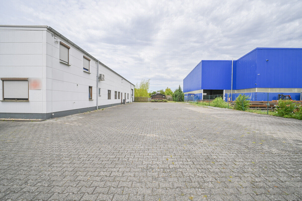 Einfahrt + Parkplätze