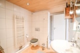 Badezimmer mit Dusche - DIETZ: Industriegebäude – Wohnen u. Arbeiten! Große Halle, Büroraum, Stellplätze und Betriebswohnung