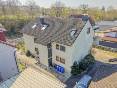 DIETZ: 3-Familienhaus mit 3 Balkonen, 2 Garagen, WEG – geteilt – 3-fach-Verglasung – Pelletsheizung - Außenansicht (700733)