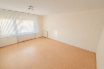 DIETZ: 3-Familienhaus mit 3 Balkonen, 2 Garagen, WEG – geteilt – 3-fach-Verglasung – Pelletsheizung - Schlafzimmer 1 OG (700747)