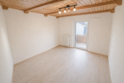 DIETZ: 3-Familienhaus mit 3 Balkonen, 2 Garagen, WEG – geteilt – 3-fach-Verglasung – Pelletsheizung - Schlafzimmer 2 OG (700748)