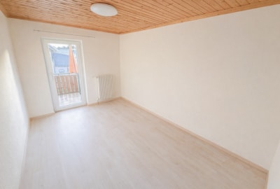 DIETZ: 3-Familienhaus mit 3 Balkonen, 2 Garagen, WEG – geteilt – 3-fach-Verglasung – Pelletsheizung - Schlafzimmer 3 OG (700749)