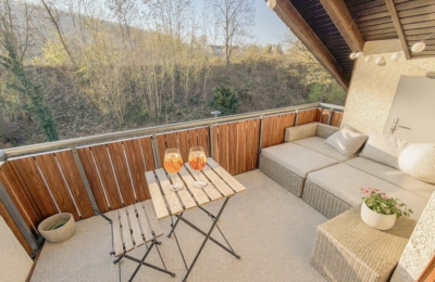 DIETZ: 3-Familienhaus mit 3 Balkonen, 2 Garagen, WEG – geteilt – 3-fach-Verglasung – Pelletsheizung - Balkon DG (700752)