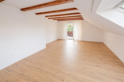 DIETZ: 3-Familienhaus mit 3 Balkonen, 2 Garagen, WEG – geteilt – 3-fach-Verglasung – Pelletsheizung - Wohnzimmer DG (700753)