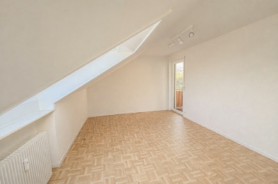 DIETZ: 3-Familienhaus mit 3 Balkonen, 2 Garagen, WEG – geteilt – 3-fach-Verglasung – Pelletsheizung - Schlafzimmer 1 DG (700754)