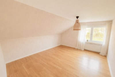 DIETZ: 3-Familienhaus mit 3 Balkonen, 2 Garagen, WEG – geteilt – 3-fach-Verglasung – Pelletsheizung - Schlafzimmer 2 DG (700755)