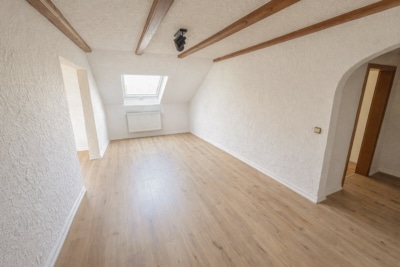 DIETZ: 3-Familienhaus mit 3 Balkonen, 2 Garagen, WEG – geteilt – 3-fach-Verglasung – Pelletsheizung - Flur Essbereich DG (700758)