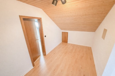 DIETZ: 3-Familienhaus mit 3 Balkonen, 2 Garagen, WEG – geteilt – 3-fach-Verglasung – Pelletsheizung - Abstellraum DG (700759)