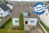DIETZ: Schickes 1-2 Familienhaus mit tollem Garten und Garage Schaafheim OT Mosbach! - Außenansicht