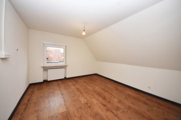 DIETZ: Einzugsbereite 3-4-Zimmer-Wohnung mit Einbauküche, opt. Garage und Klimaanlage – Ruhige Lage! - Wohnzimmer (668362)