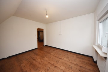 DIETZ: Einzugsbereite 3-4-Zimmer-Wohnung mit Einbauküche, opt. Garage und Klimaanlage – Ruhige Lage! - Wohnzimmer (668363)