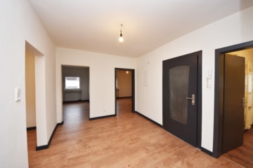 DIETZ: Einzugsbereite 3-4-Zimmer-Wohnung mit Einbauküche, opt. Garage und Klimaanlage – Ruhige Lage! - Diele (668364)