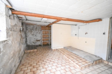 DIETZ: EFH im ruhigen Wohngebiet von Dieburg mit Garage, Freisitz und Garten auf 755 m² Grundstück - Waschküche KG (662563)