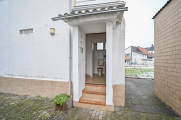 DIETZ: EFH im ruhigen Wohngebiet von Dieburg mit Garage, Freisitz und Garten auf 755 m² Grundstück - Eingangsbereich (662579)