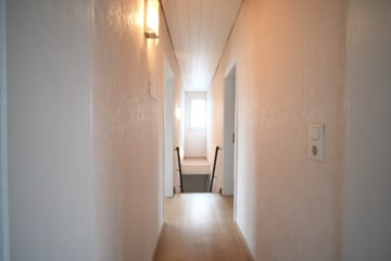 DIETZ: EFH im ruhigen Wohngebiet von Dieburg mit Garage, Freisitz und Garten auf 755 m² Grundstück - Flur OG (662557)