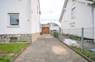 DIETZ: EFH im ruhigen Wohngebiet von Dieburg mit Garage, Freisitz und Garten auf 755 m² Grundstück - Einfahrt Garage (678483)