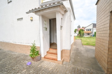 DIETZ: EFH im ruhigen Wohngebiet von Dieburg mit Garage, Freisitz und Garten auf 755 m² Grundstück - Eingang (678531)
