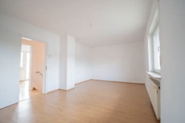 DIETZ: EFH im ruhigen Wohngebiet von Dieburg mit Garage, Freisitz und Garten auf 755 m² Grundstück - Schlafzimmer 1 von 3 OG (687196)