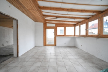 DIETZ: EFH im ruhigen Wohngebiet von Dieburg mit Garage, Freisitz und Garten auf 755 m² Grundstück - Überdachter Freisitz (662574)