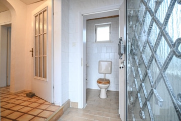 DIETZ: EFH im ruhigen Wohngebiet von Dieburg mit Garage, Freisitz und Garten auf 755 m² Grundstück - Diele + Gäste-WC (662543)