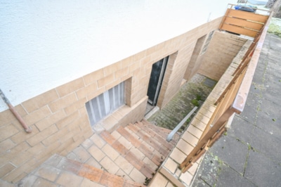 DIETZ: EFH im ruhigen Wohngebiet von Dieburg mit Garage, Freisitz und Garten auf 755 m² Grundstück - Treppenabgang in das Kellergeschoss (700243)