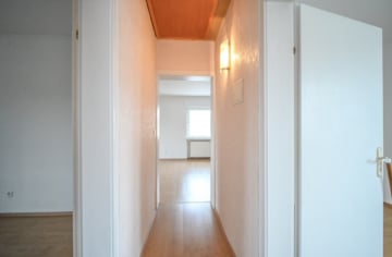 DIETZ: EFH im ruhigen Wohngebiet von Dieburg mit Garage, Freisitz und Garten auf 755 m² Grundstück - Flur OG (662555)