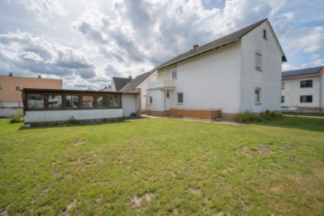 DIETZ: EFH im ruhigen Wohngebiet von Dieburg mit Garage, Freisitz und Garten auf 755 m² Grundstück - Garten (687182)