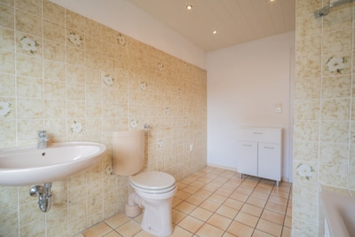 DIETZ: EFH im ruhigen Wohngebiet von Dieburg mit Garage, Freisitz und Garten auf 755 m² Grundstück - Tageslichtbadezimmer EG (700214)