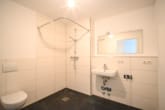 Duschbad mit WM-Anschluss - DIETZ: Moderne und helle 2-Zimmerwohnung im EG! mit 2 TG-Stellplatz und Kellerraum!