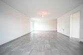 Offener Wohn- und Essbereich - DIETZ: Moderne und helle 2-Zimmerwohnung im EG! mit 2 TG-Stellplatz und Kellerraum!